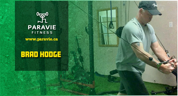 Brad Hodge s'entraîne au Paravie Fitness. Bard Hodge working out at Paravie Fitness.